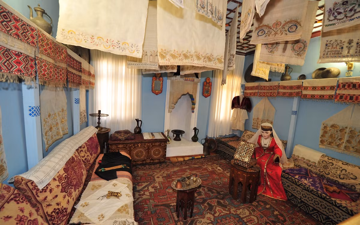 Về tổng quan, cung điện Bakhchysarai được xây dựng theo phong cách kiến trúc cổ điển của nước Nga với diện mạo bên ngoài rực rỡ, nội thất lộng lẫy, sang trọng. Toàn bộ công trình mất 50 năm mới hoàn thành. Ảnh: Crimea-Photo.com.