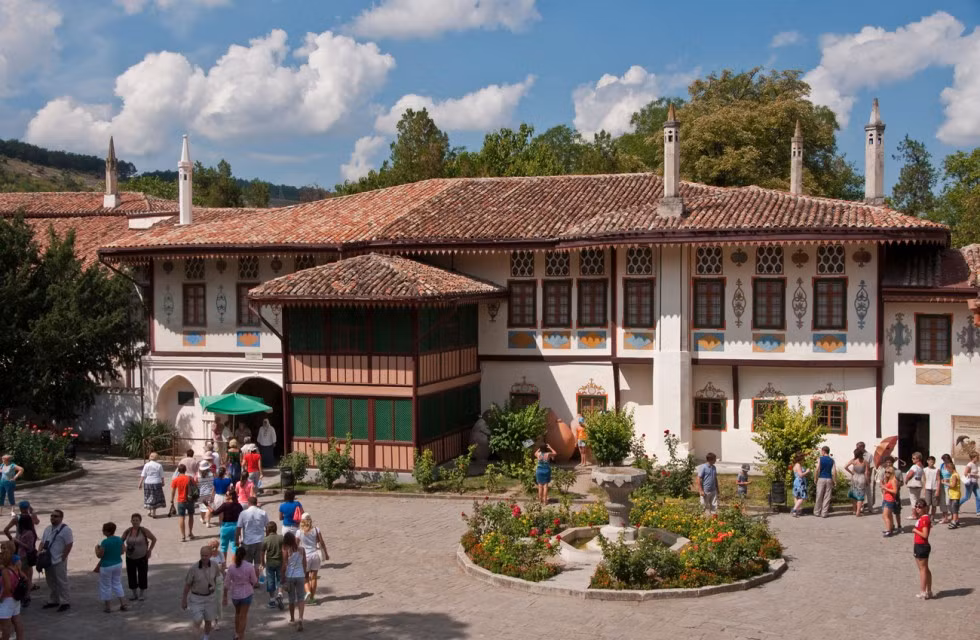 Ngày nay, cung điện Bakhchisaray là một địa điểm tham quan nổi tiếng mà du khách không thể bỏ qua ở bán đảo Crimea. Ảnh: Russia &amp; India Report.