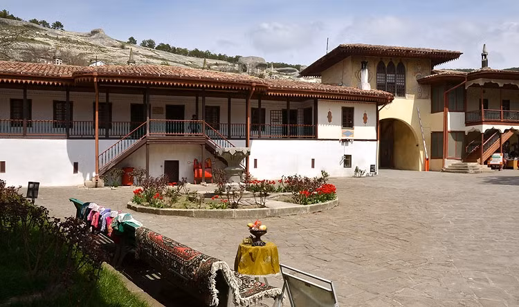 Công trình có quy mô đồ sộ và phức tạp, theo thời gian đã trải qua một vài lần sửa chữa nhưng về cơ bản vẫn giữ nguyên trạng kiểu dáng kiến trúc ban đầu. Ảnh: Geocaching.