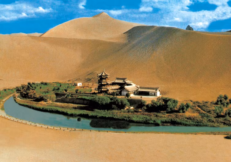 Từ thời Thượng cổ, ốc đảo này đã là điểm dừng chân chính của các thương nhân buôn bán trên con đường tơ lụa, khi đi qua sa mạc Gobi. Ảnh: Hotel Room Search.