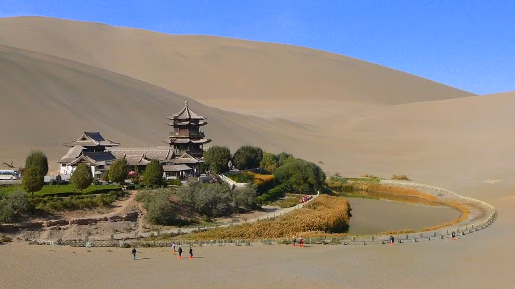 Tuy nhiên, sự tồn tại của ốc đảo này đang phải đứng trước thách thức nghiêm trọng, khi mực nước và diện tích hồ liên tục suy giảm trong các thập niên qua. Ảnh: WeirdlyOdd.com.