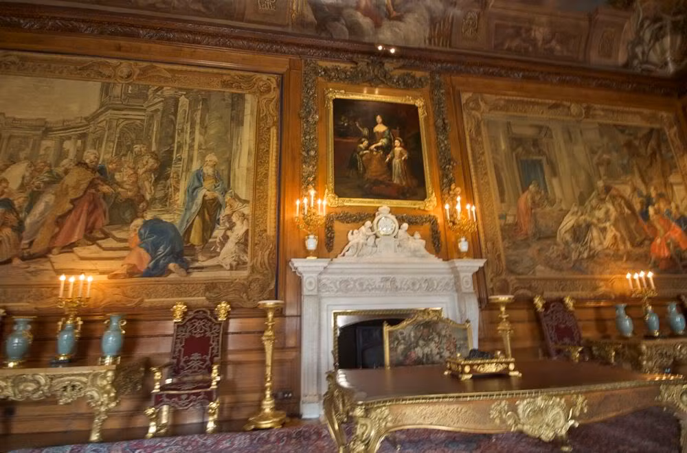 Bên trong mỗi căn phòng của lâu đài đều chứa đựng những tác phẩm kiến trúc, hội hoạ, điêu khắc tiêu biểu của nhiều giai đoạn lịch sử. Ảnh: Cruise Critic Message Board Forums.