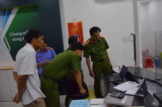 Hành trình truy bắt kỹ sư dùng súng cướp ngân hàng chấn động miền Tây - Hình 4 Hanh trinh truy bat ky su dung sung cuop ngan hang chan dong mien Tay-Hinh-4