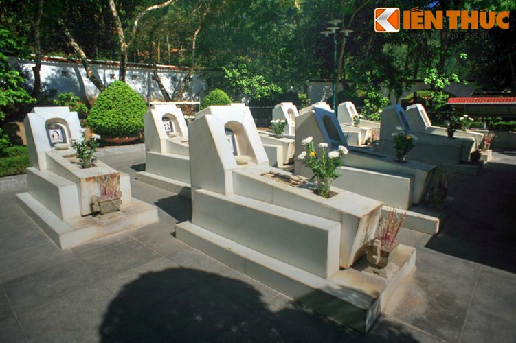 Ngày 24/7/1968, như mọi ngày, 10 cô ra làm nhiệm vụ. 16h30, trận bom thứ 15 trong ngày dội xuống Đồng Lộc, một quả bom đã rơi xuống ngay sát miệng hầm, nơi 10 cô đang tránh bom. Căn hầm đã bị sụp đổ khiến cả 10 cô hy sinh khi tuổi đời còn rất trẻ, phần lớn còn chưa lập gia đình.