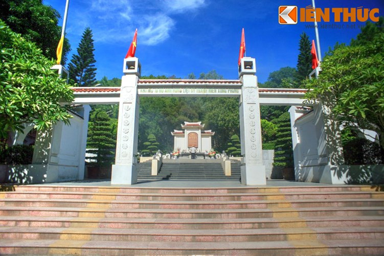 Là đầu mối giao thông hết sức quan trọng, trong chiến tranh Việt Nam quân đội Mỹ luôn tập trung đánh phá Ngã ba Đồng Lộc nhằm cắt đứt đường tiếp tế chiến trường miền Nam. Vào mùa hè năm 1968, nơi đây có một tiểu đội Thanh niên xung phong gồm 10 cô gái trẻ, có nhiệm vụ canh giữ giao điểm, phá bom và sửa đường thông xe khi bị bom phá.