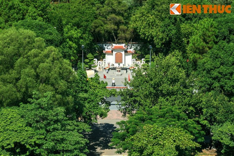 1. Khu mộ của 10 cô gái Ngã ba Đồng Lộc (xã Đồng Lộc, huyện Can Lộc, tỉnh Hà Tĩnh) là một địa danh tâm linh thiêng liêng gắn với sự hy sinh của 10 nữ thanh niên xung phong trên đường mòn Hồ Chí Minh thời kháng chiến chống Mỹ.