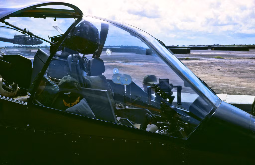 Vệt màu trắng là vết đạn trên kính buồng lái của một chiếc AH-1 Cobra. Ảnh: Mike Gilmore.