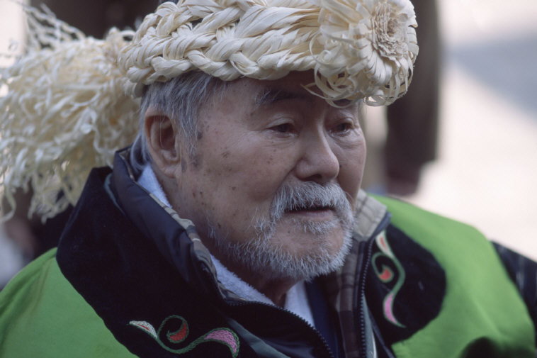 Nhiều học giả tin rằng người Ainu chính là hậu duệ của người Jomon hoặc có liên hệ với tộc người cổ này. Theo các công trình nghiên cứu, người Jomon và người Ainu có cấu trúc hộp sọ và khuôn mặt tương tự nhau.