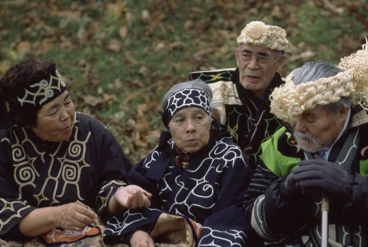 Trang phục truyền thống của người Ainu là loại áo choàng gọi là attsushi được dệt từ sợi cây và trang trí nhiều họa tiết hình học. Những họa tiết trên áo attsushi không chỉ dùng để phân biệt giới tính, tình trạng hôn nhân, bộ tộc... mà còn giúp người mặc xua đuổi tà ma.