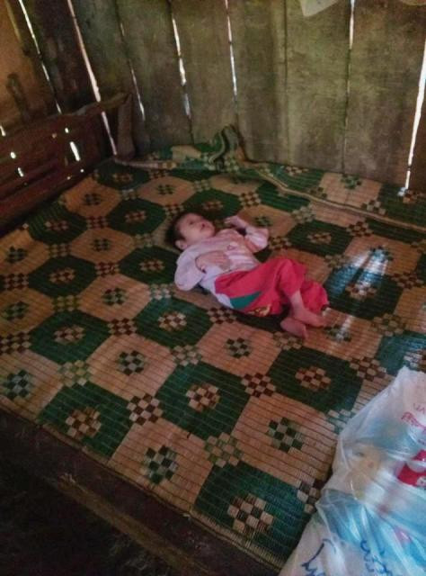 Bé Hoàng Thị Tâm nhỏ thó trên chiếc giường đơn sơ.