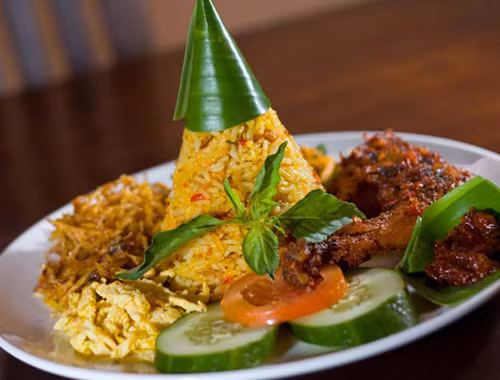 Kuning là món ăn được làm từ một loại gạo vàng đặc biệt thường được người dân Bali dùng trong các dịp lễ hội, cúng tế. Sau khi được nấu chín khéo léo với nước cốt dừa, nước hầm gà, gia vị thơm, cơm được nắn thành nắm như ngọn tháp.