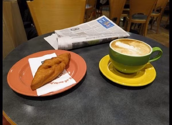 Chiếc bánh thường được thưởng thức một trò chơi, bánh sẽ được treo lên, một người sẽ cố gắng cắn chiếc bánh mà không dùng tay, trong khi ở đầu bên kia, một người khác sẽ cố gắng cản lại để tăng thêm độ khó cho đối phương.