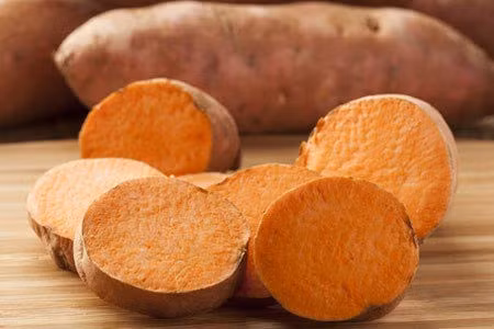 Ăn khoai lang sẽ giúp bà bầu giảm chứng ốm nghén và sợ mùi dầu mỡ.