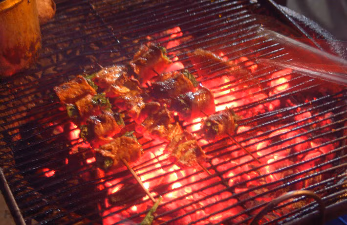 Từ thịt bò cuốn rau cải mèo nướng chín.