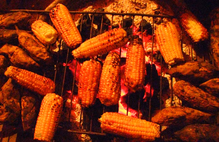 Ngô nếp nương nướng dẻo thơm, khoai lang nướng ngọt ngậy.