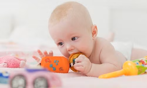 Ngoài ra, bạn cần chú ý khi chọn mua đồ chơi cho con, tránh mua nhữngloại đồ chơi được làm từ nguyên liệu không đảm bảo hoặc có mang hóa chất độc hại.