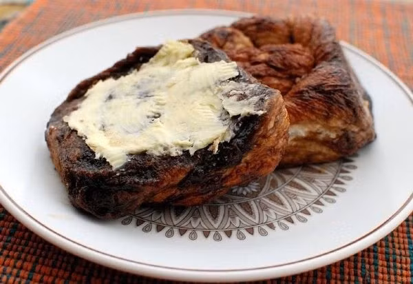 Bánh có hình dạng xoắn ốc có hương quế, đôi khi người ta có thể thay đổi thành hạnh nhân và cam.