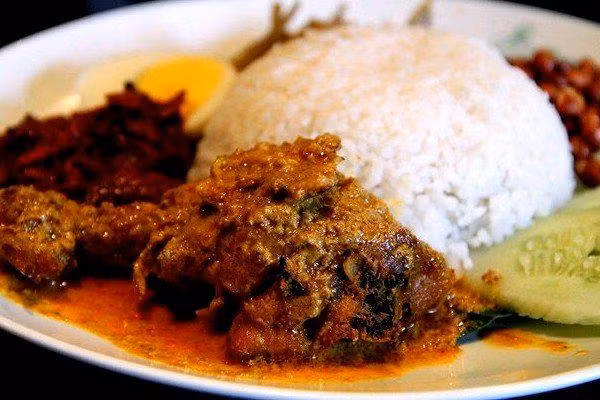 Thịt bò rendang &amp; sambal là một trong những món ăn đặc trưng của văn hóa Minangkabau. Rendang được chế biến theo phong cách truyền thống trong các dịp lễ hội ở Indonesia, rất giống với món cà ri ở Việt Nam.
