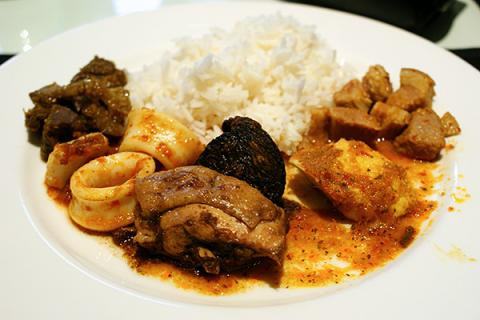 Rendang là một món ăn có nguồn gốc từ các nhóm dân tộc Minangkabau của Indonesia. Món ăn nhanh chóng trở thành món ăn nổi tiếng được nhắc đến khắp nơi trên thế giới. Rendang là một trong những món ăn đặc trưng của văn hóa Minangkabau. Rendang được chế biến để phục vụ những dịp lễ.