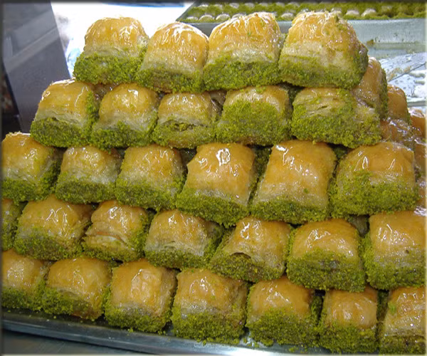 Bánh có lớp áo bên ngoài là bột mì ngọt cán thành những miếng mỏng, nhân bên trong là sự kết hợp khéo léo giữa quả óc chó giã nhuyễn trộn với đường, mật ong, hương quế. Bánh được cắt thành những miếng nhỏ, sau đó cho vào lò nướng. Đặc trưng của bánh Baklava là giòn, ngọt và giàu dinh dưỡng.