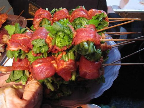 Rau cải cuốn thịt bò.