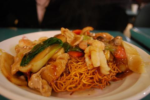 Mì xào Java: Các món mì xào là món ăn ưa thích của người dân Indonesia. Người bình dân có thể chọn những món mì vừa ăn hợp khẩu vị.