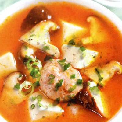 Món súp thịt viên được chế biến từ thịt bò hay thịt heo. Là món ăn thường có trong các bữa ăn hàng ngày của người dân Indonesia. Món ăn đơn giản, dễ chế biến nhưng mang hương vị đậm đà.