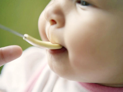 Đừng cho bé dùng thuốc chống buồn nôn khi không có chỉ định của bác sĩ.