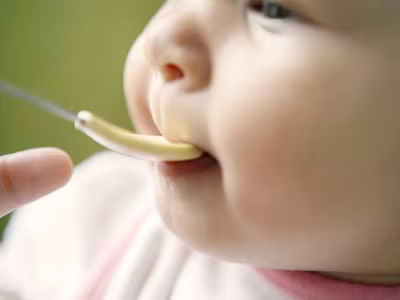 Đừng cho bé dùng thuốc chống buồn nôn khi không có chỉ định của bác sĩ.