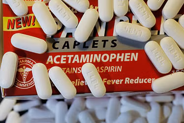 Một số loại thuốc chứa acetaminophen để giúp giảm sốt và đau, vì vậy nên thận trọng khi dùng kết hợp các loại thuốc để tránh làm tăng liều acetaminophen mà bé hấp thụ vào cơ thể. Nếu bạn không chắc chắn về các loại thuốc, đừng cho bé uống acetaminophen hay ibuprofen đến khi được sự cho phép của bác sĩ.