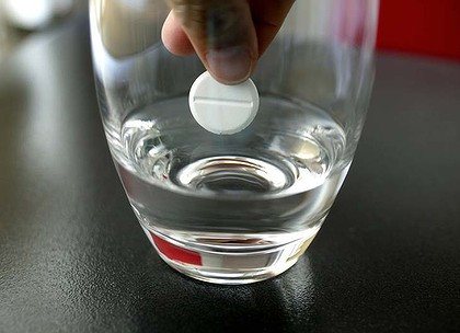 Bạn cũng đừng chủ quan cho rằng thuốc cho trẻ em ở các nhà thuốc chắc chắn không chứa aspirin hãy luôn kiểm tra và hỏi kỹ thành phần của thuốc trước khi cho con uống.