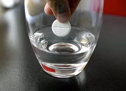 Bạn cũng đừng chủ quan cho rằng thuốc cho trẻ em ở các nhà thuốc chắc chắn không chứa aspirin hãy luôn kiểm tra và hỏi kỹ thành phần của thuốc trước khi cho con uống.