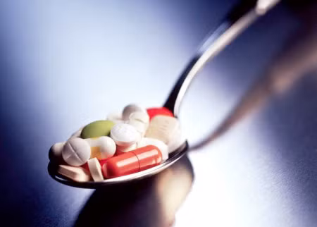 Thuốc được kê đơn cho người khác (như anh chị của bé) hoặc cho bệnh khác có thể không có tác dụng gì hoặc thậm chí còn gây nguy hiểm cho em bé.