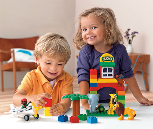 Bạn có thể chọn mua cho con các khối hình bằng gỗ, nhựa chồng lên nhau hoặc các khối xếp với nhiều hình dạng khác nhau.