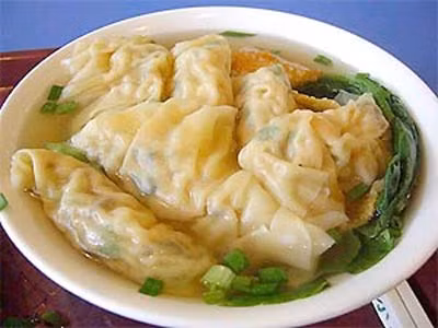 Sủi cảo được chế biến gần giống với hoành thánh nhưng lớn hơn và nhiều nhân hơn. Nhân thường được làm từ tôm, thịt lợn, các loại rau... băm nhuyễn với nhau và trộn gia vị cho vừa ăn.