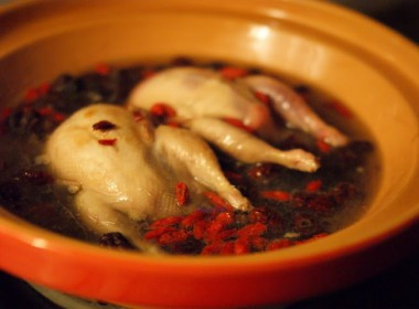 Hoàng kỳ vốn có công hiệu ích khí kiện phế, khi hầm cùng với gà, có tác dụng ích khí, là món ăn bài thuốc tốt đối với những người khí hư.