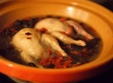 Hoàng kỳ vốn có công hiệu ích khí kiện phế, khi hầm cùng với gà, có tác dụng ích khí, là món ăn bài thuốc tốt đối với những người khí hư.