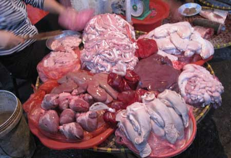 Vì trong thời kỳ mang thai nếu được cung cấp lượng vitamin A quá lớn có thể dẫn đến dị dạng thai mà thực tế vitamin A có nhiều nội tạng động vật và gia cầm trong đó hàm lượng trong gan gà cao hơn rất nhiều so với gan lợn. Vì vậy, để bảo toàn cho sức khoẻ thai nhi, thai phụ nên năn ít nội tạng.