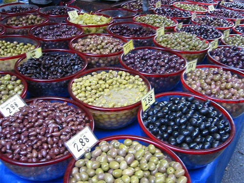 Người Hy Lạp thường ăn bánh mì chấm dầu ôliu trước bữa ăn, như người Pháp ăn bánh mì với bơ.