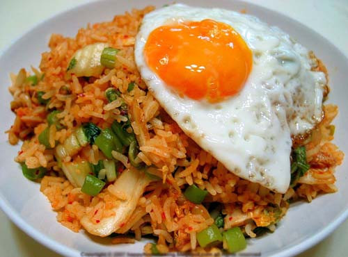 Nasi Goreng, cơm chiên dùng cùng thịt truyền thống, Babi Guling, cơm quay từ gạo và thịt heo sữa trên lửa lớn hay Nasi Kuning, cơm hình tháp từ loại gạo vàng đặc biệt … là những món ăn từ gạo không nên bỏ qua khi ghé đất nước này.