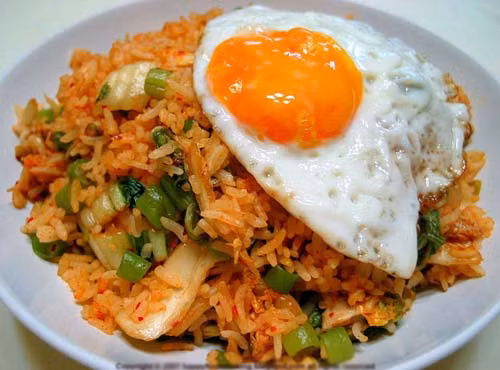 Nasi Goreng, cơm chiên dùng cùng thịt truyền thống, Babi Guling, cơm quay từ gạo và thịt heo sữa trên lửa lớn hay Nasi Kuning, cơm hình tháp từ loại gạo vàng đặc biệt … là những món ăn từ gạo không nên bỏ qua khi ghé đất nước này.