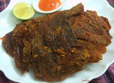 Để đón Tết an toàn bạn nên tỉnh táo khi chọn mua các loại thịt bò khô.