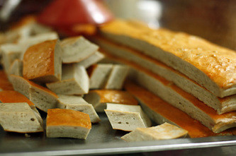  Giò, chả là loại thực phẩm bị lo ngại nhiều nhất vì nguy cơ sử dụng hàn the trong sản xuất.