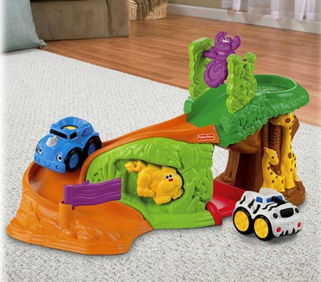 Bộ đồ chơi mô hình như nhà ở, đường phố, vườn thú, tàu biển… khuyến khích bé tư duy.
