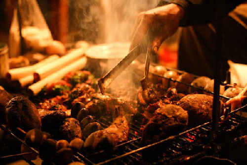Hầu hết các loại thực phẩm từ rau củ, quả tới đặc sản cá hồi sâp đều có thể nướng chín trên than hồng.