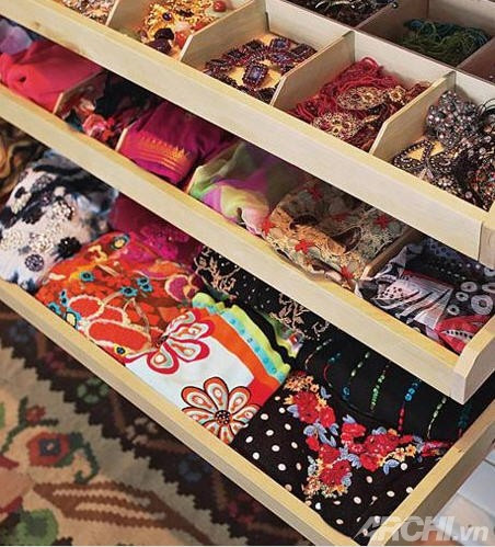 Bạn nên thường xuyên lau chùi và dọn dẹp tủ đựng quần áo của bé, đặc biệt là mặt tủ và ngăn kéo.