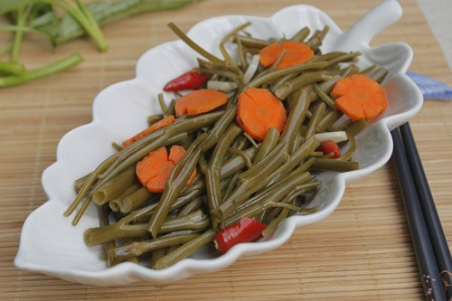 Cuộng rau muống ngâm chua ngọt giòn cay vừa ngon miệng, vừa lạ sẽ rất đắt khách ngày Tết.