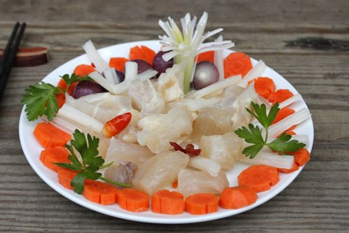 Cuối cùng là món gân bò ngâm chua ngọt: Gân bò giòn có vị chua nhẹ, được dùng kèm với ngó sen, cà rốt, hành khô ăn chống ngán, rất hấp dẫn trong những ngày có quá nhiều đồ mặn.