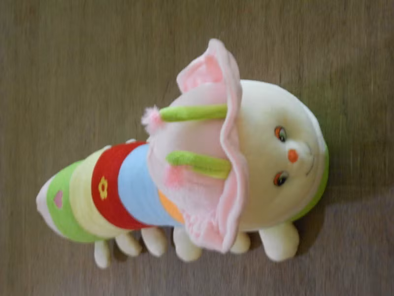 Các bé lại rất thích thú nhồi bông và thường xuyên ôm ấp, nựng nịu loại đồ chơi này suốt cả ngày, kể cả khi đi ngủ.