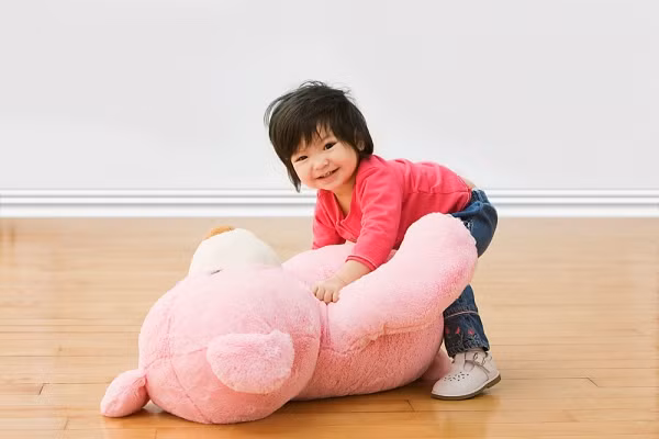 Các sợi bông trên thú nhồi bông cũng có thể dính lên quần áo hoặc “chui” vào mũi bé gây ngứa ngáy, khó chịu.